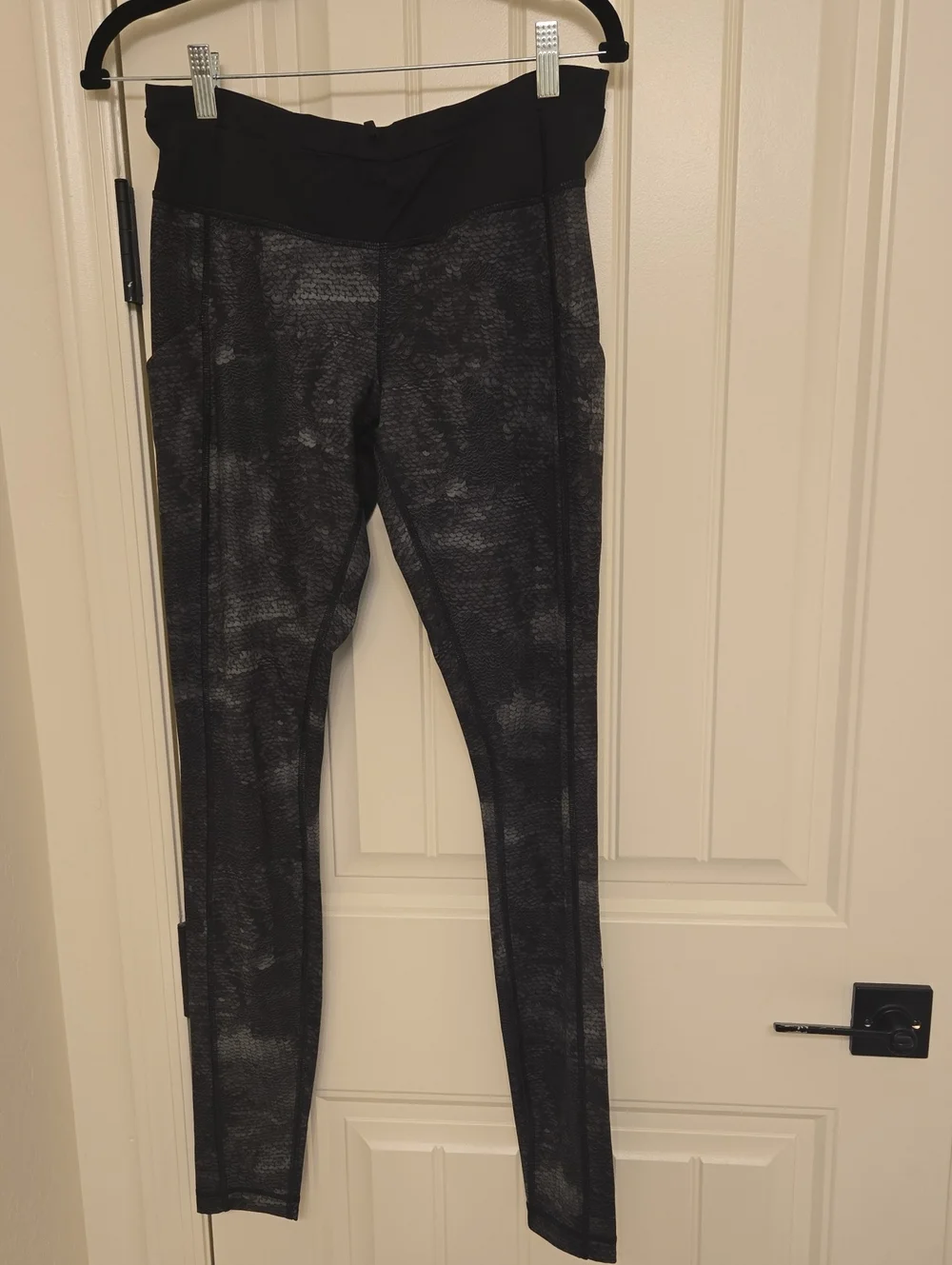 Lululemon Black/Grey Snakeskin Print Leggings